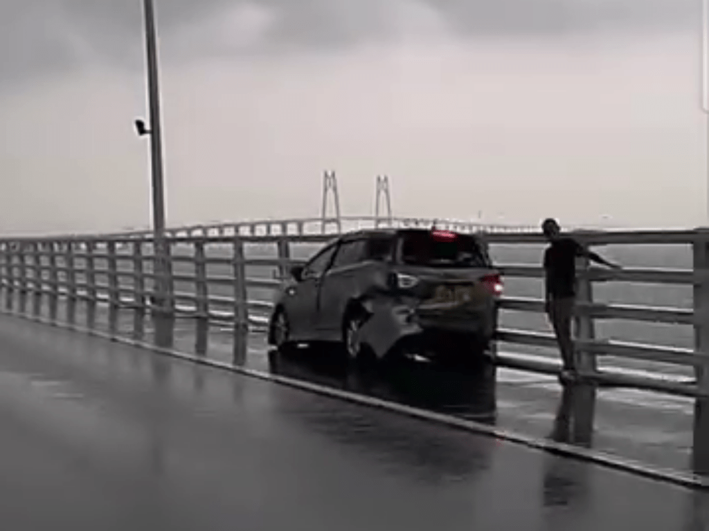 七人車亦損毀,車尾凹陷。FB:車Cam L(香港群組) 七人車亦損毀,車尾凹陷。FB:車Cam L(香港群組)