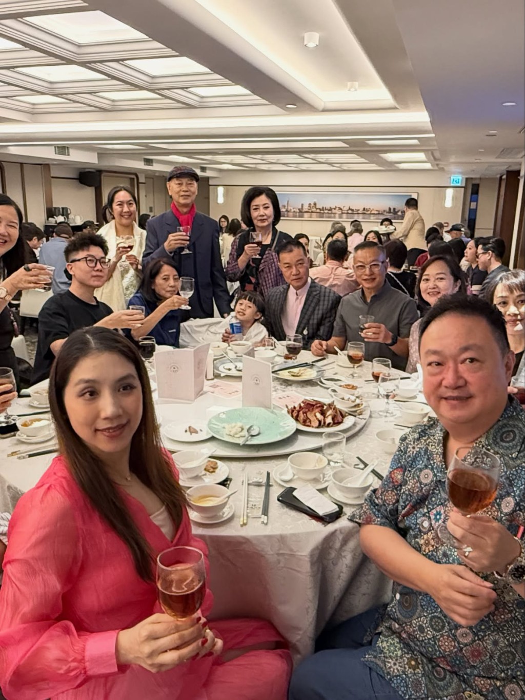 羅家英與汪明荃逐枱敬酒。