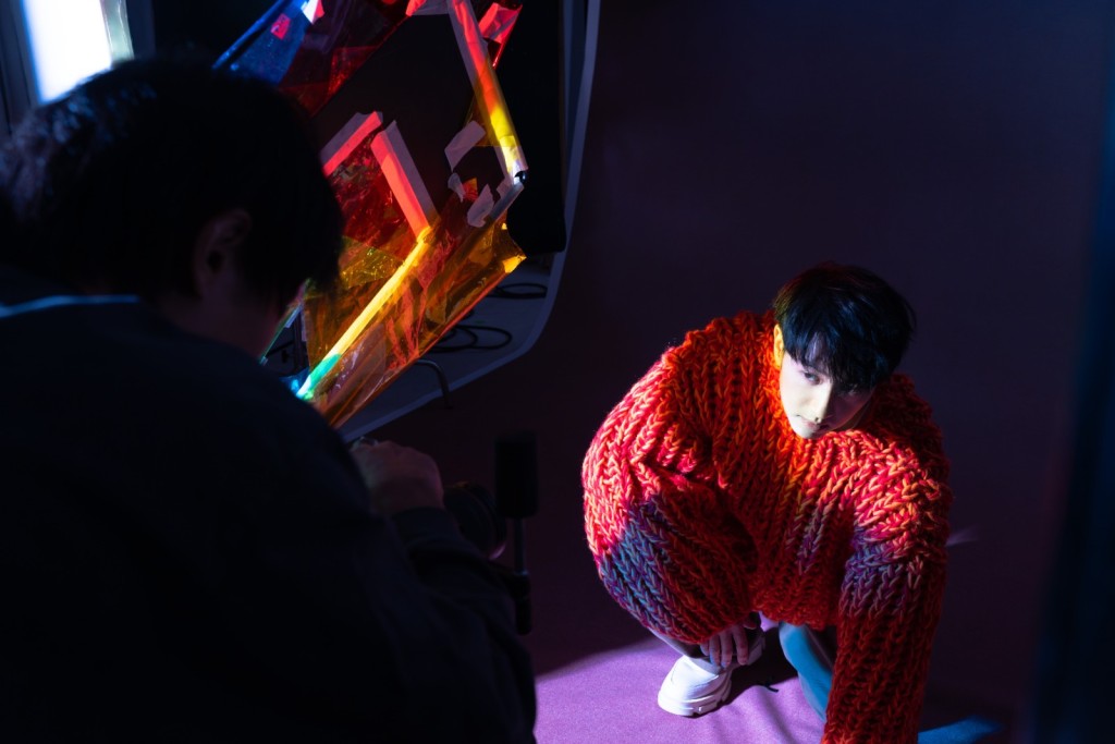 馮允謙為新專輯影靚相。