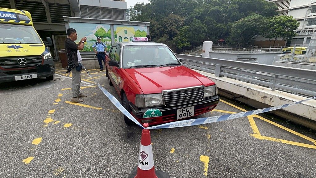 載傷者往醫院之的士。楊偉亨攝 載傷者往醫院之的士。楊偉亨攝