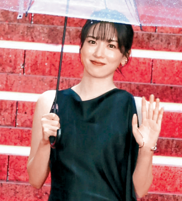 永野芽郁指自己首次在雨中行紅地毯。