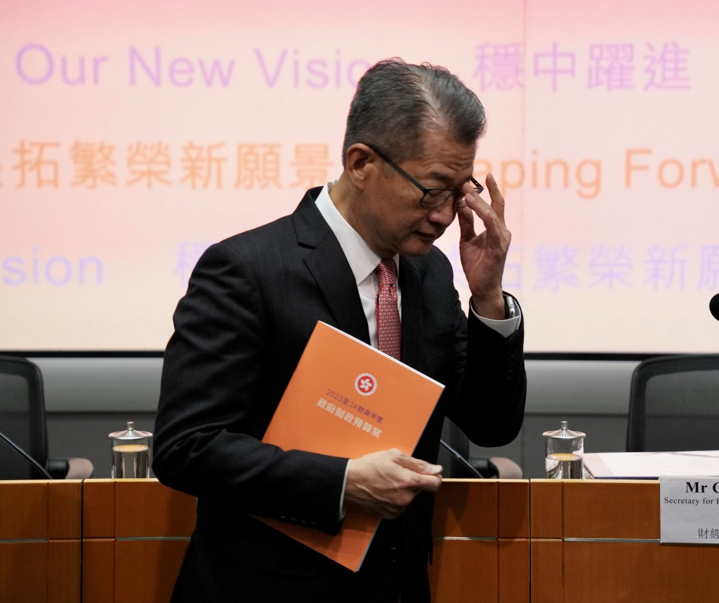 陈茂波在下午3时主持记者会，就上午发表的《预算案》内容回应传媒提问。（苏正谦摄）