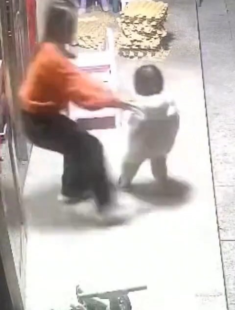 閉路電影拍下小孩將砂炮放入的情景。抖音@看齊新聞 閉路電影拍下小孩將砂炮放入的情景。抖音@看齊新聞