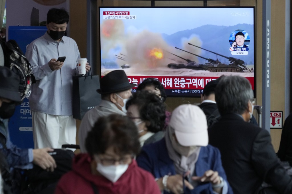 14日，南韩军方指朝鲜于两韩缓冲区发射数百枚炮弹。美联社图片