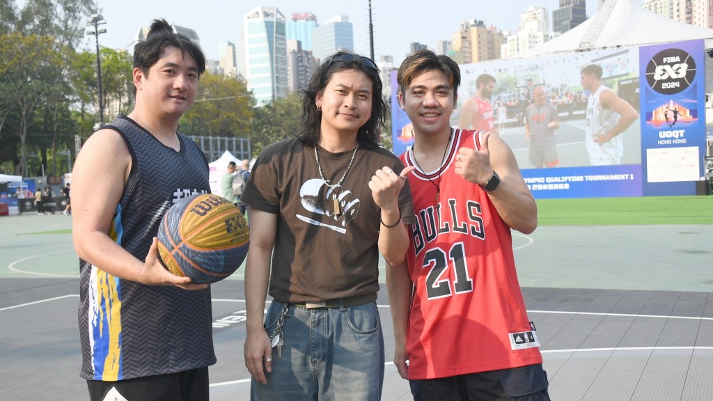 球迷黃先生(左)大讚嘉年華好玩。 吳家祺攝