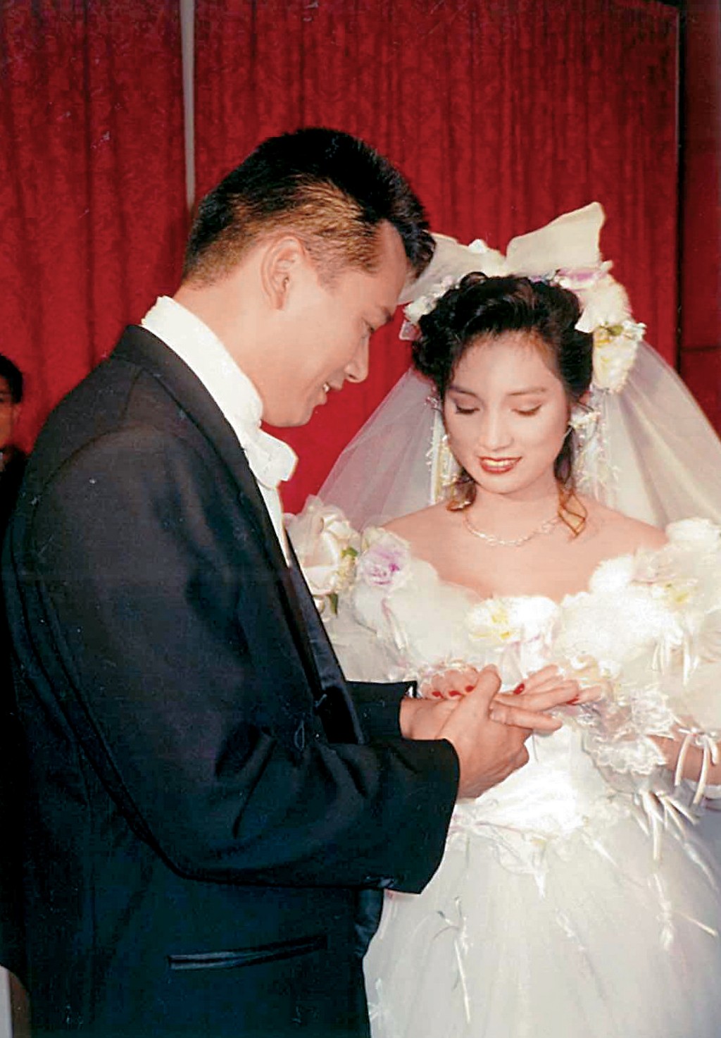 戚美珍與苗僑偉在1990年結婚。