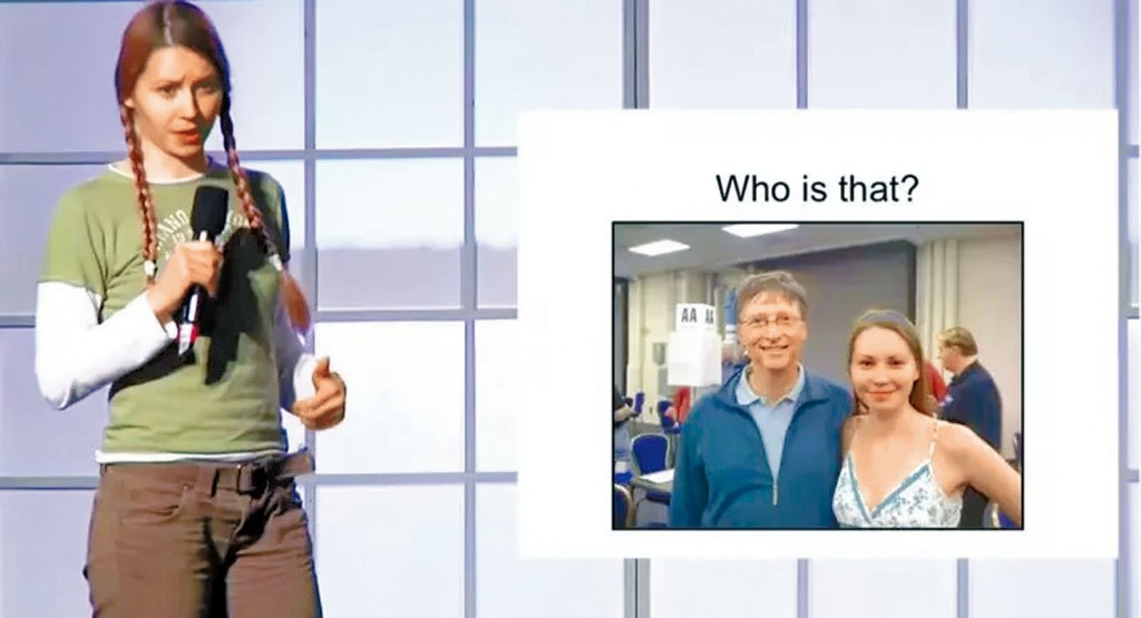 安东诺娃在YouTube讲述与盖兹打桥牌的经历。