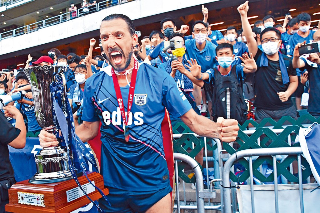 丹恩奴域在球迷的襯托下，舉着獎盃慶祝。