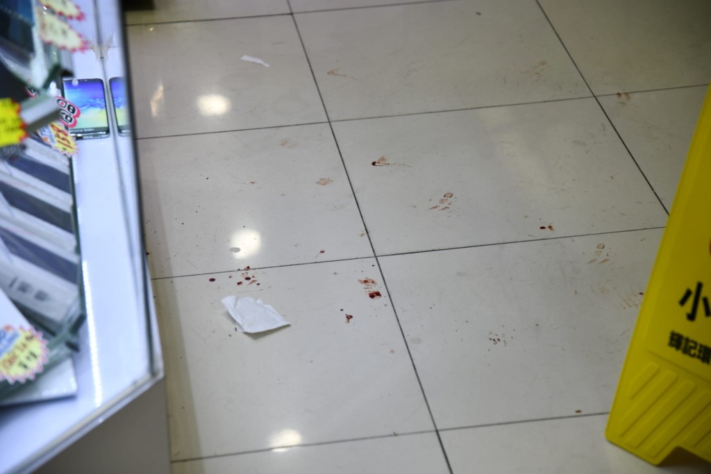 现场留有血迹。