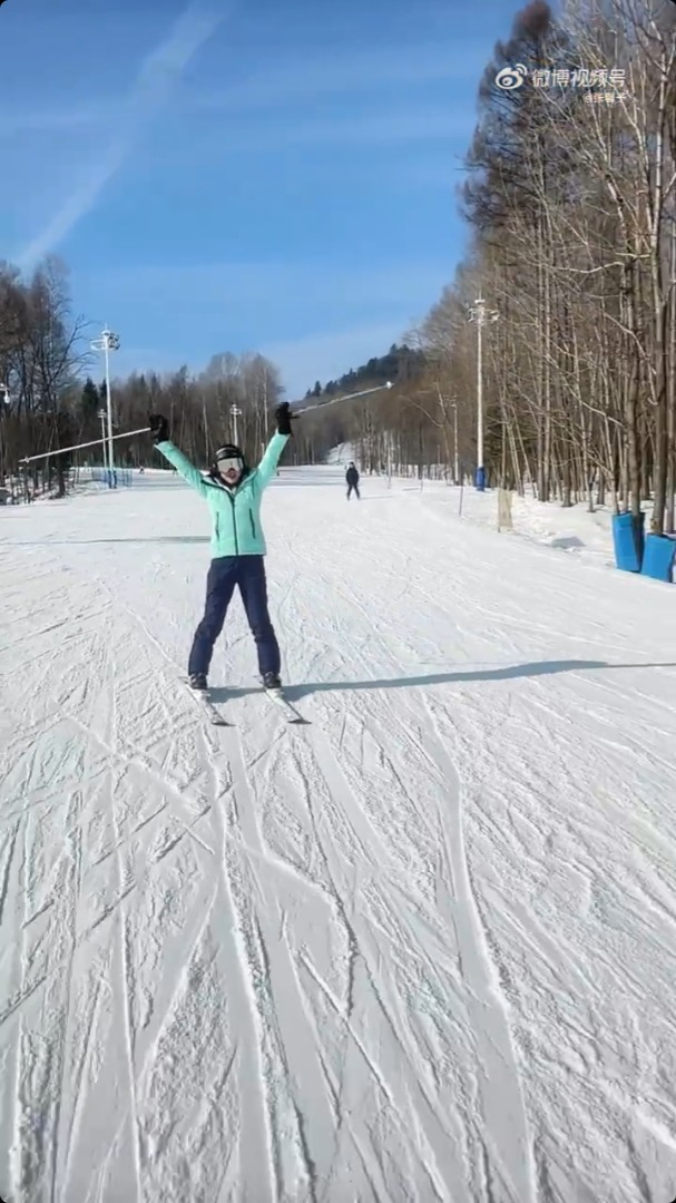 張馨予終於在老公指導下掌握滑雪技巧。