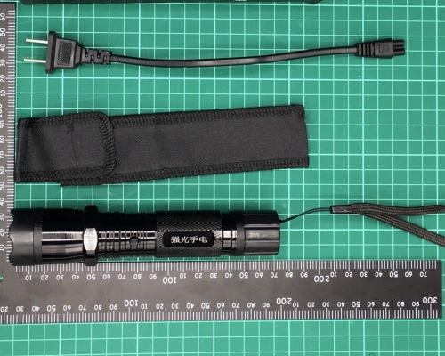 檢獲懷疑電筒型電槍。警方提供
