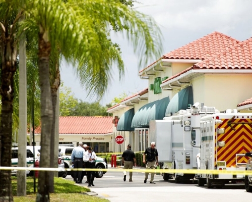 佛羅里達州警方封鎖發生槍擊案的超市調查。AP圖
