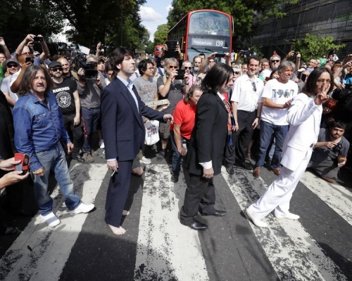 樂迷在相片拍攝地點倫敦艾比路朝聖。AP