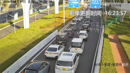 據微信公眾號「港珠澳大橋口岸實時通關」下午4時半顯示，小客車出入境通道現時處於「極度高峰」，車龍超過500米，候檢時間超過40分鐘。