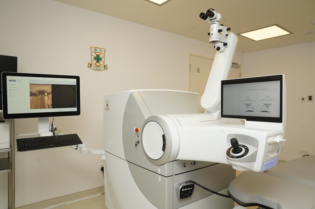 矫视技术利用激光打磨角膜，从而改变角膜弧度以矫正视力。图为新一代微笑矫视技术 SMILE Pro仪器。