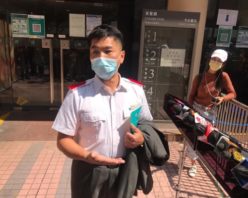 衞生署高級護士長李家強表示，對科興疫苗較有信心。