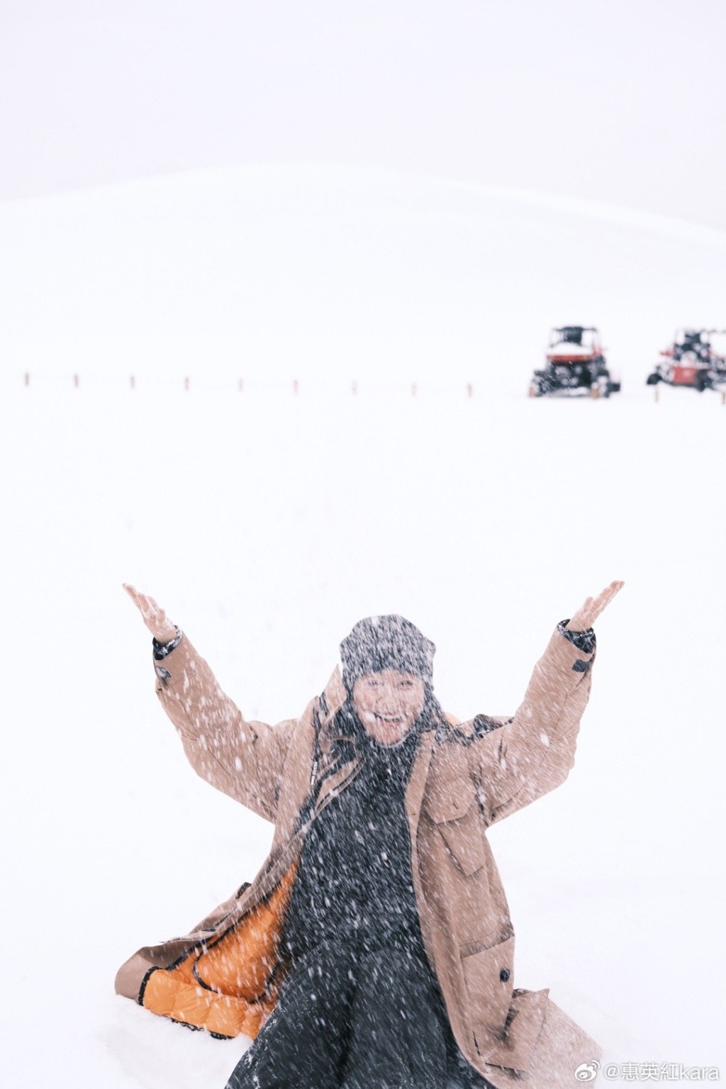 惠英红似乎很喜欢玩雪。  ​