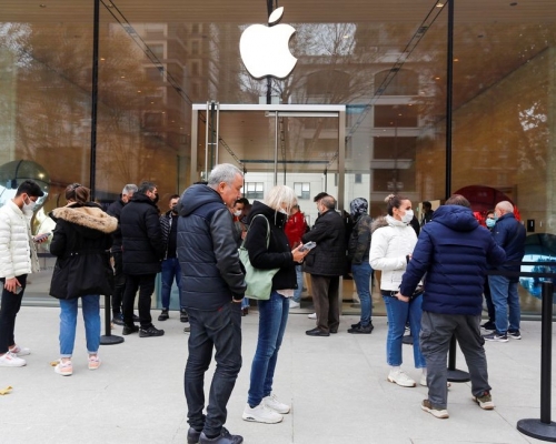 土耳其民眾想到買iPhone抗通漲。路透社圖片
