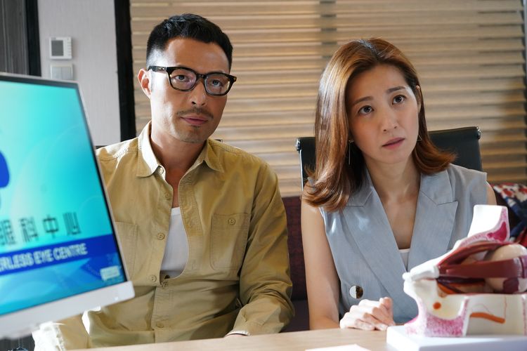 在《大步走》達倫首次跟陳自瑤合作，一樣有激情戲份。