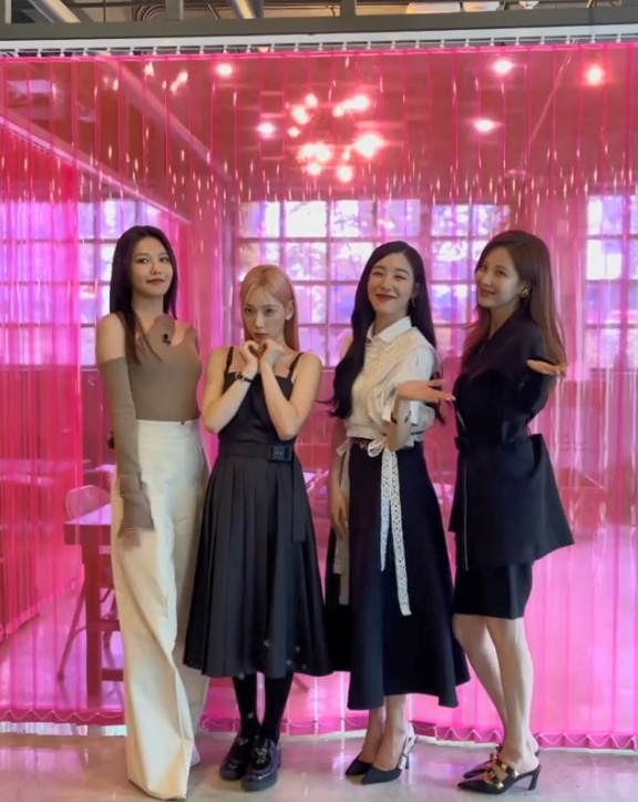 秀英、泰妍、Tiffany及徐玄合照，其他成員呢？