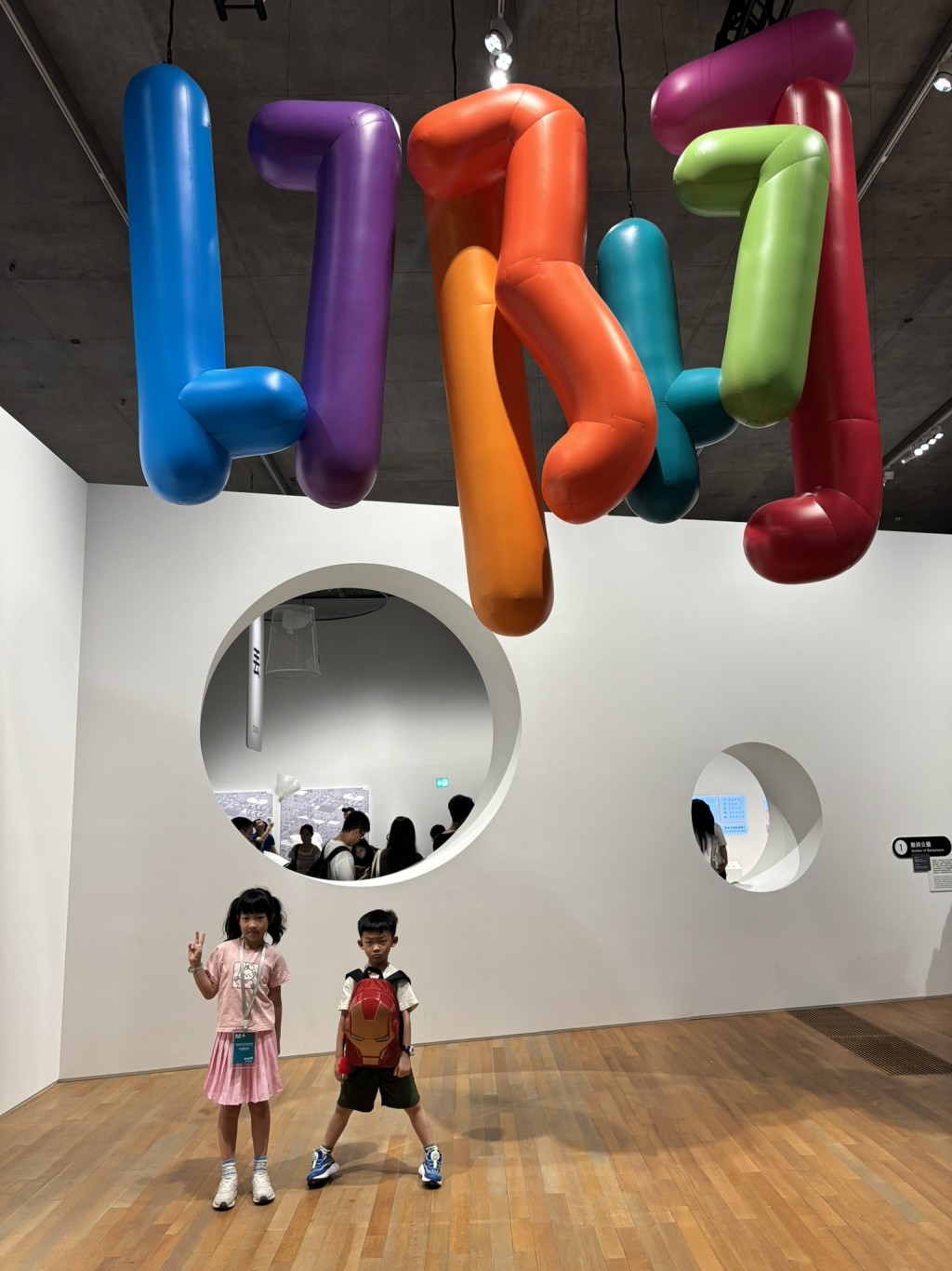 是次展覽展出共21件作品,圍繞10個與日常行為息息相關的動詞主題。(圖片來源:《親子王》) 是次展覽展出共21件作品,圍繞10個與日常行為息息相關的動詞主題。(圖片來源:《親子王》)