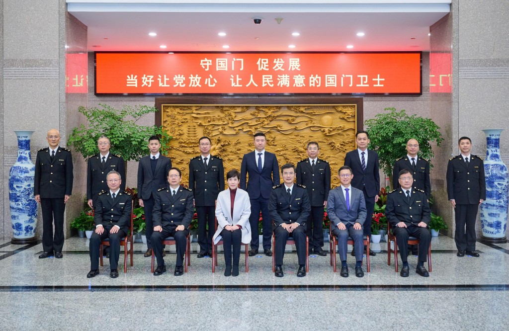 海关关长何珮珊12月10日与杭州海关关长王伟会面。政府新闻处