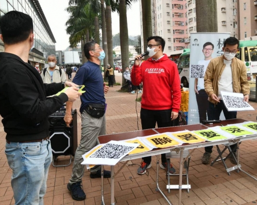 有市民質疑發起團體違反「限聚令」,雙方一度發生爭執。