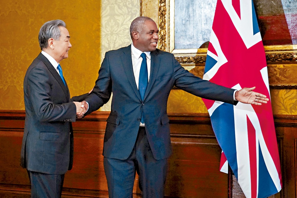 英國外相林德偉歡迎王毅來訪。