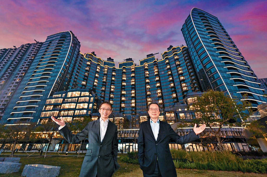 新地雷霆（右）表示，啟德天璽．海快將交樓，短期內招標推新單位。左為陳漢麟。
