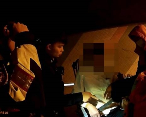 李警员将杨男拉出车外，并将其送院治疗。