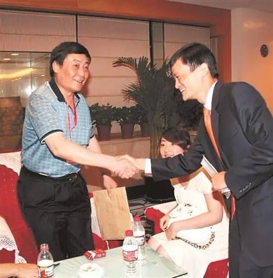 宗庆后(左)和马云(右) ，在暴发「虚实经济之争」后「握手言和」。