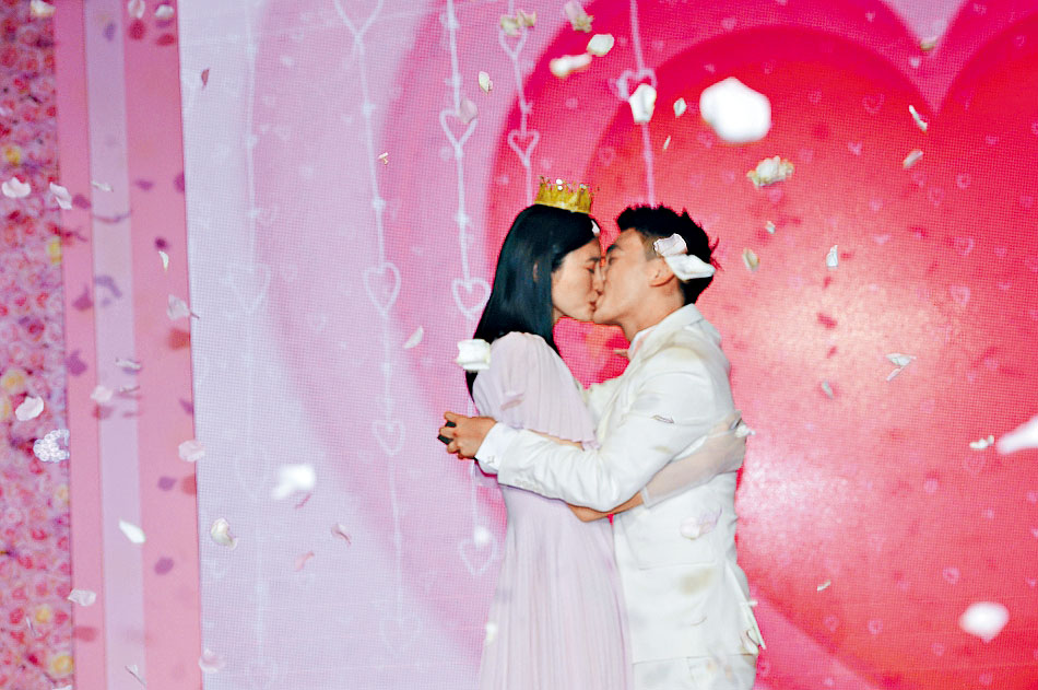 何猷君向奚夢瑤求婚成功，興奮到爆。