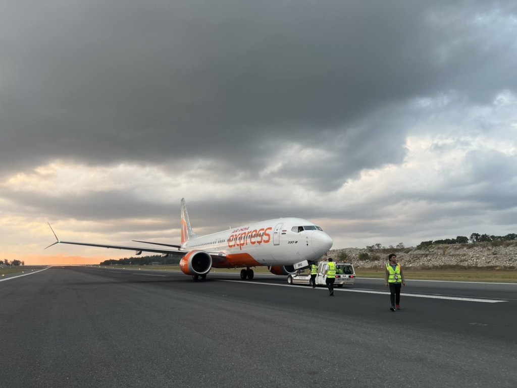 印度快運航空客機起落架故障癱瘓機場7小時。(Facebook/Phuket International Airport - HKT) 印度快運航空客機起落架故障癱瘓機場7小時。(Facebook/Phuket International Airport - HKT)