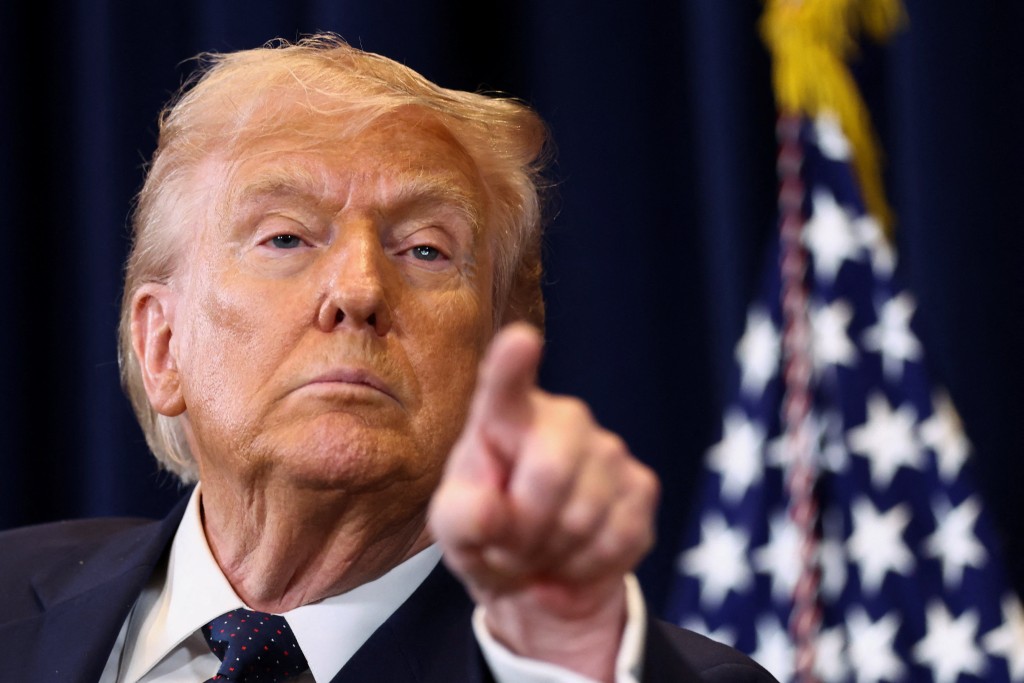 特朗普同时警告伊朗，若试图攻击经霍尔木兹海峡航行的油轮，将付出“难以计算的代价”。路透社