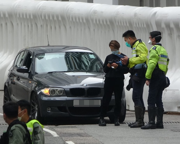 交通警接報後到場向私家車司機調查意外成因。