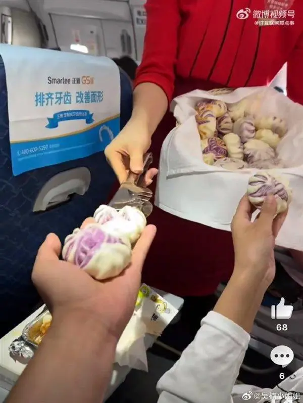 川航部份航班派饅頭或花捲等小食,引起網民爭論。微博 川航部份航班派饅頭或花捲等小食,引起網民爭論。微博