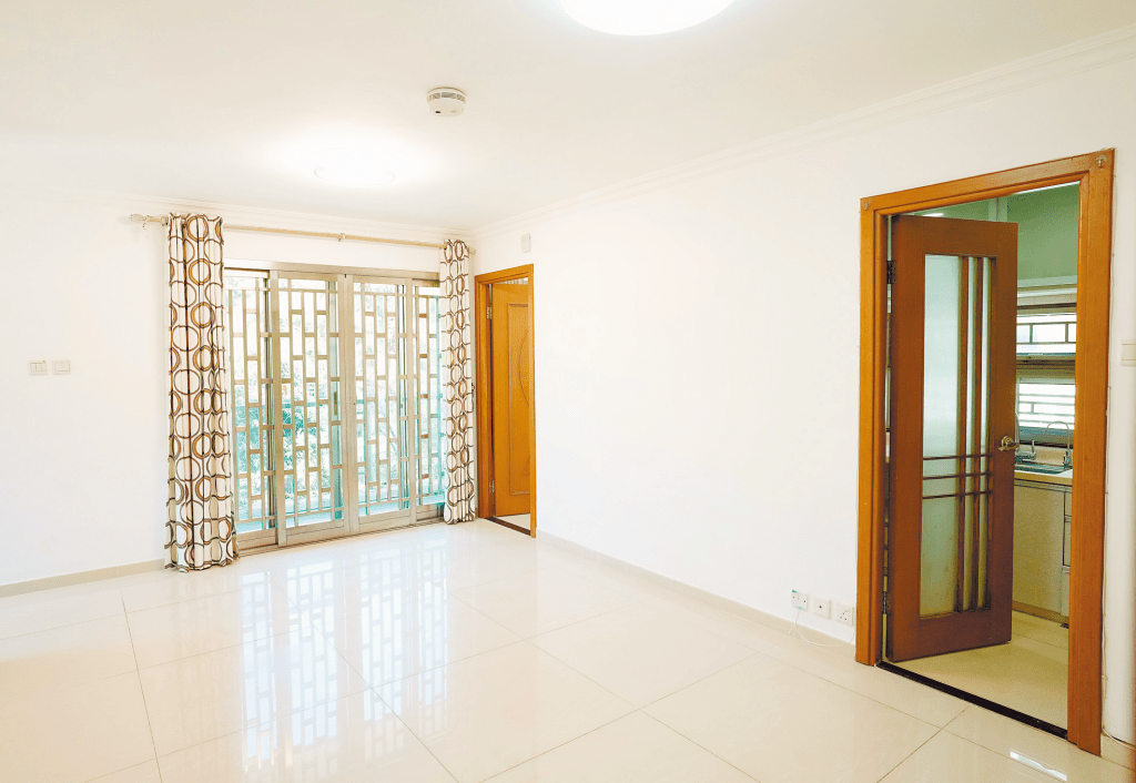 大廳內櫳裝潢簡約大氣，採用白色為空間主色調。