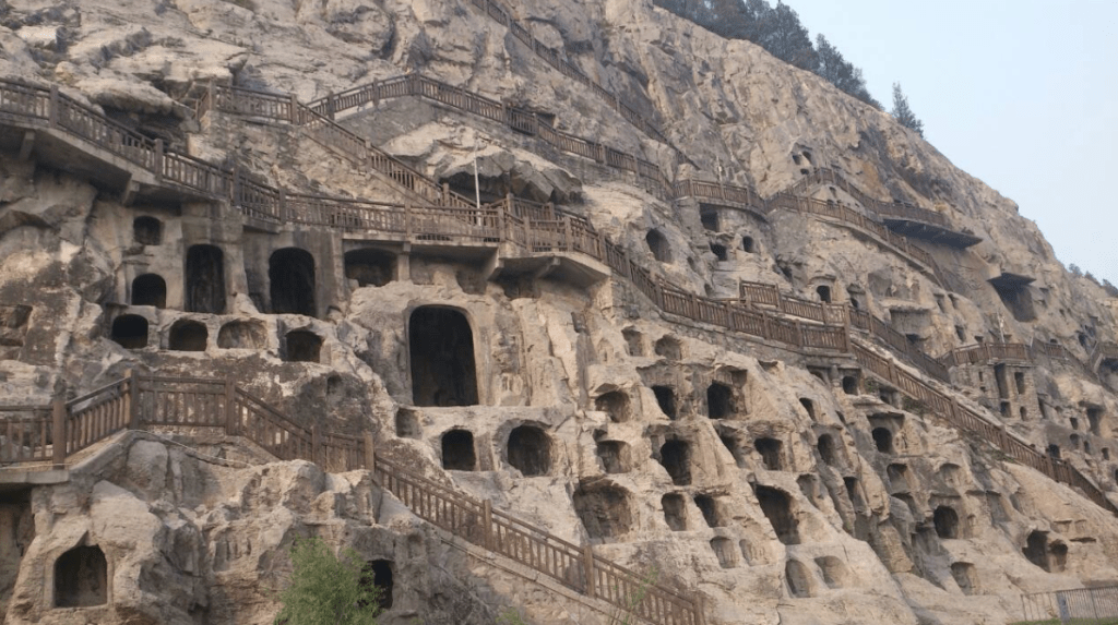 莫高窟现存北魏至元的洞窟735个，分为南北两区。南区是莫高窟的主体，为僧侣们从事宗教活动的场所，有487个洞窟，均有壁画或塑像。