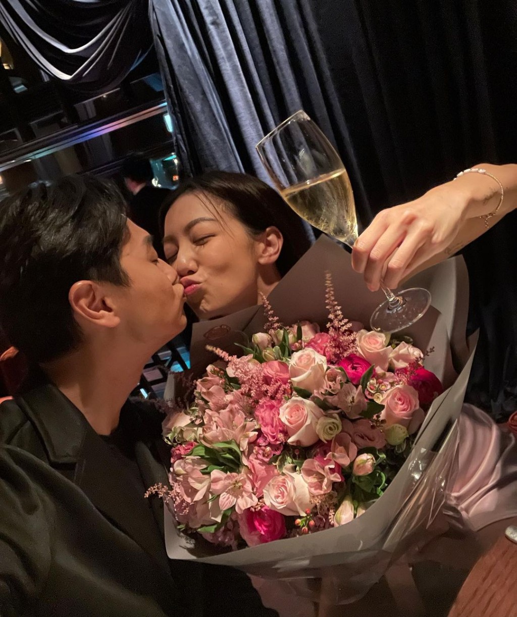 何雁詩昨晚分享兩人結婚兩周年食飯合照。
