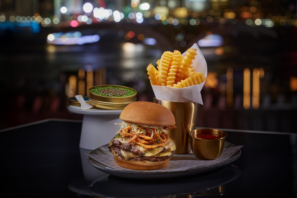 香港麗晶酒店聯乘Shake Shack 全球首度合作，推出奢華「鵝肝漢堡」（Foie Gras Shack）。