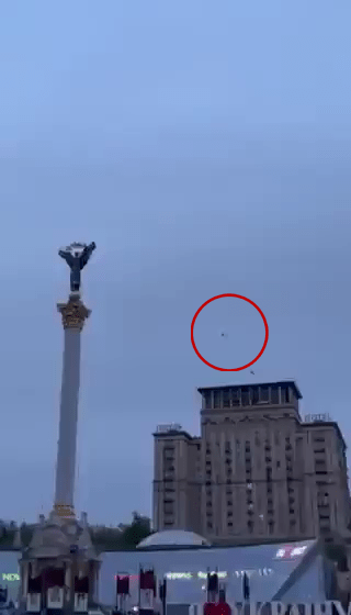 網片顯示，一架無人機出現在基輔上空。