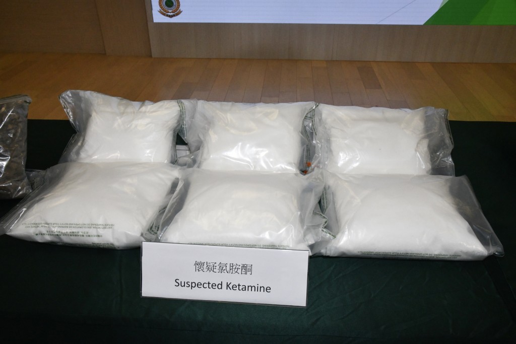 海關檢獲約21公斤懷疑氯胺酮及約1.1公斤懷疑大麻花,估計市值共約1025萬元。徐裕民攝 海關檢獲約21公斤懷疑氯胺酮及約1.1公斤懷疑大麻花,估計市值共約1025萬元。徐裕民攝