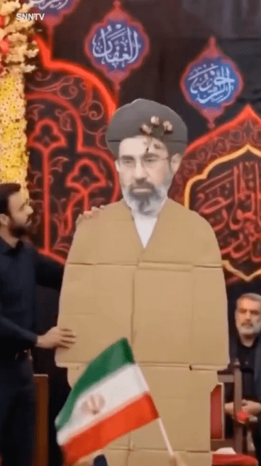 現場還出現一塊由啡色紙板組成、背後隱約可見膠帶修補痕跡的人形立牌。《SNN TV》新聞畫面截圖