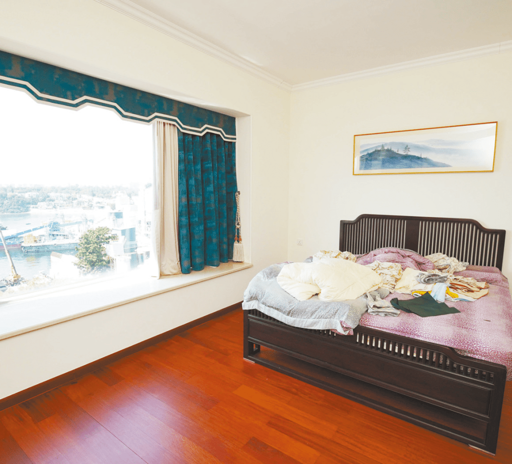睡房採用溫暖自然木系設計，睡眠空間舒適。