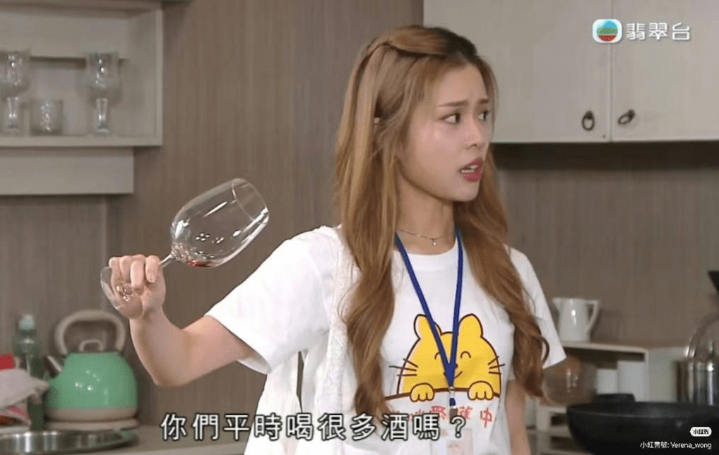 黃瀅仴曾在《愛回家》，演出貓義工為人熟悉。