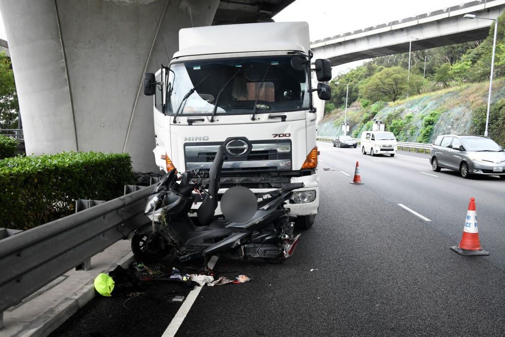 貨櫃車猛撼電單車。楊偉亨攝 貨櫃車猛撼電單車。楊偉亨攝