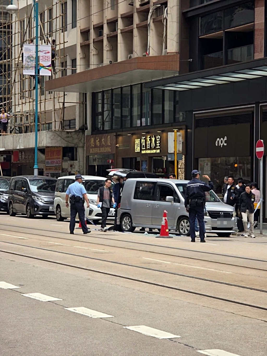 警方在涉案私家車搜查。fb:馬路的事討論區 警方在涉案私家車搜查。fb:馬路的事討論區