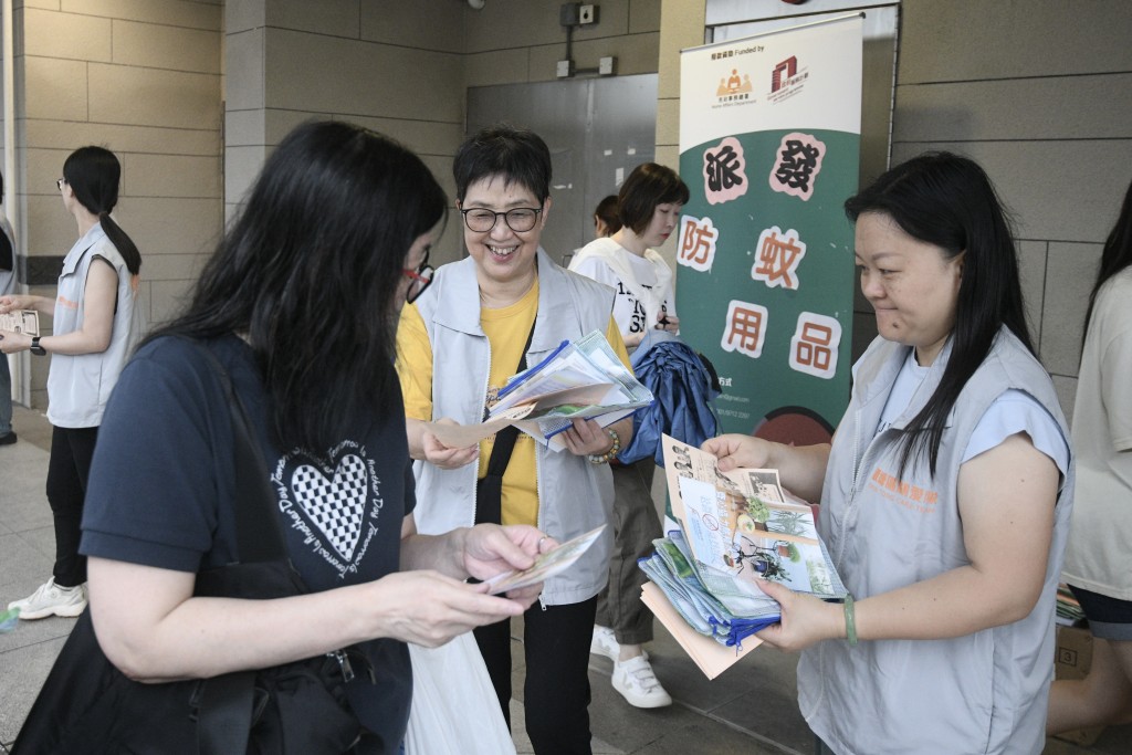 關愛隊向居民派發蚊怕水及防蚊貼士單張。陳浩元攝