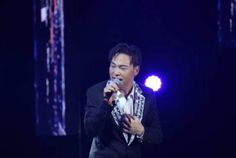 方俊以廣東歌《一生不變》出戰決賽。