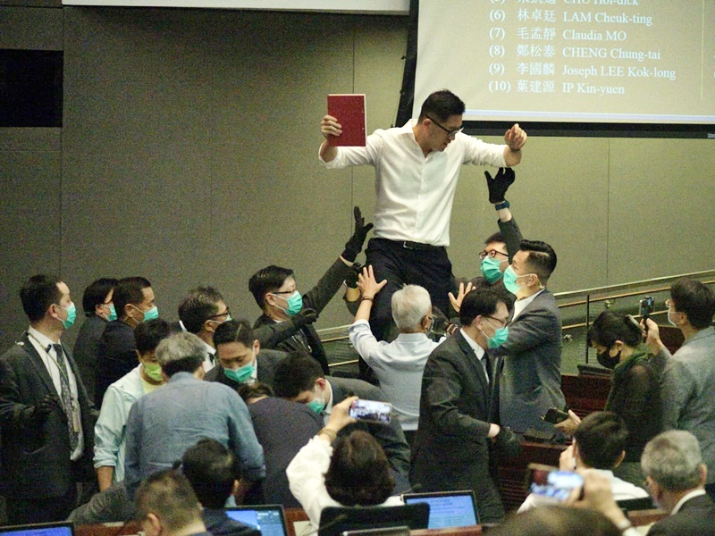 林卓廷拿著《議事規則》。